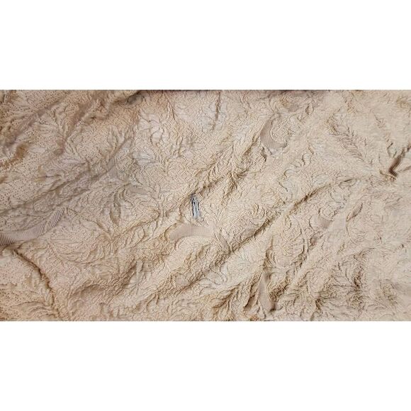 Vintage gold woven damask tablecloth - Picture 3 of 7